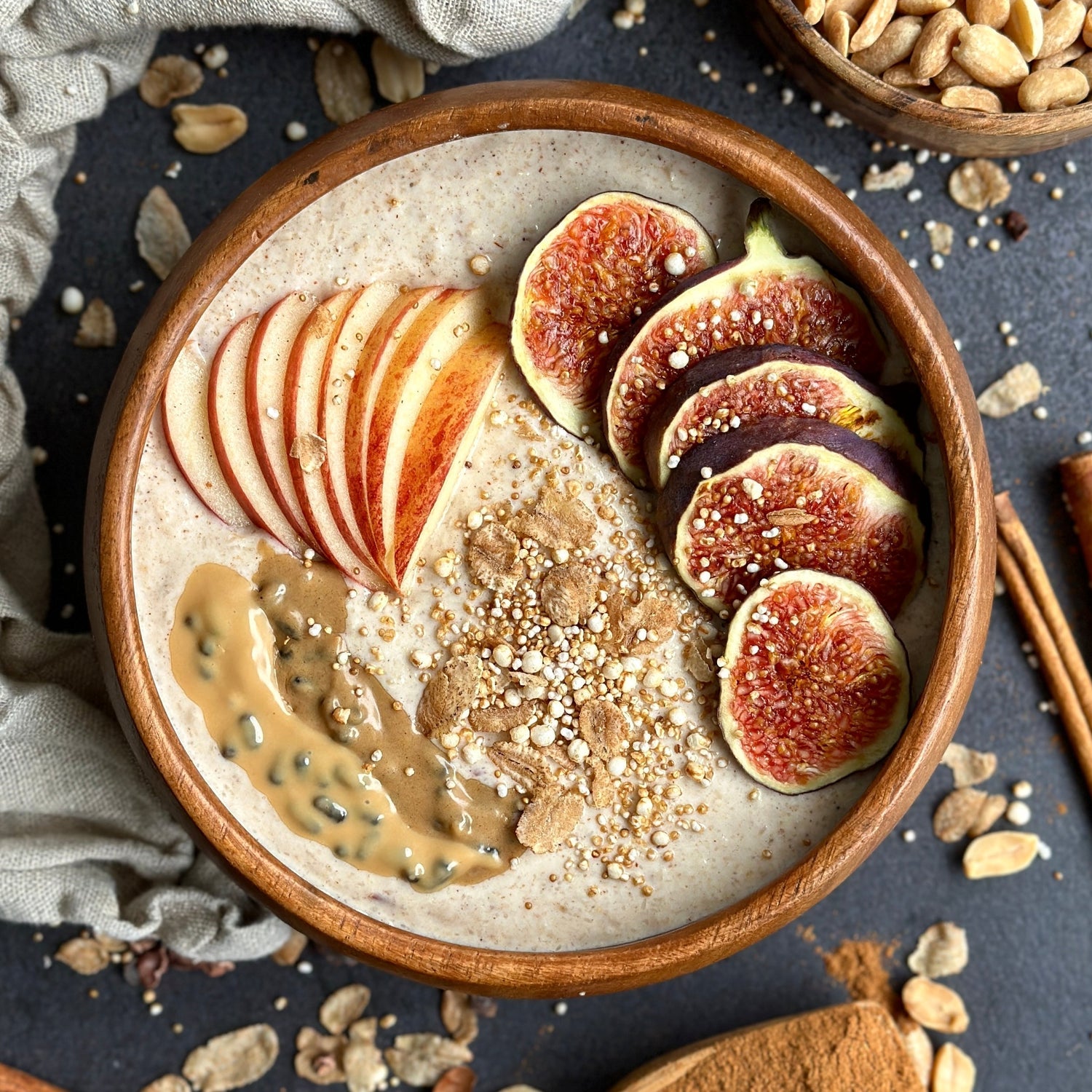 Apfel-Zimt-Bowl mit frischen Apfelscheiben und cremigem Protein Spread als Topping.
