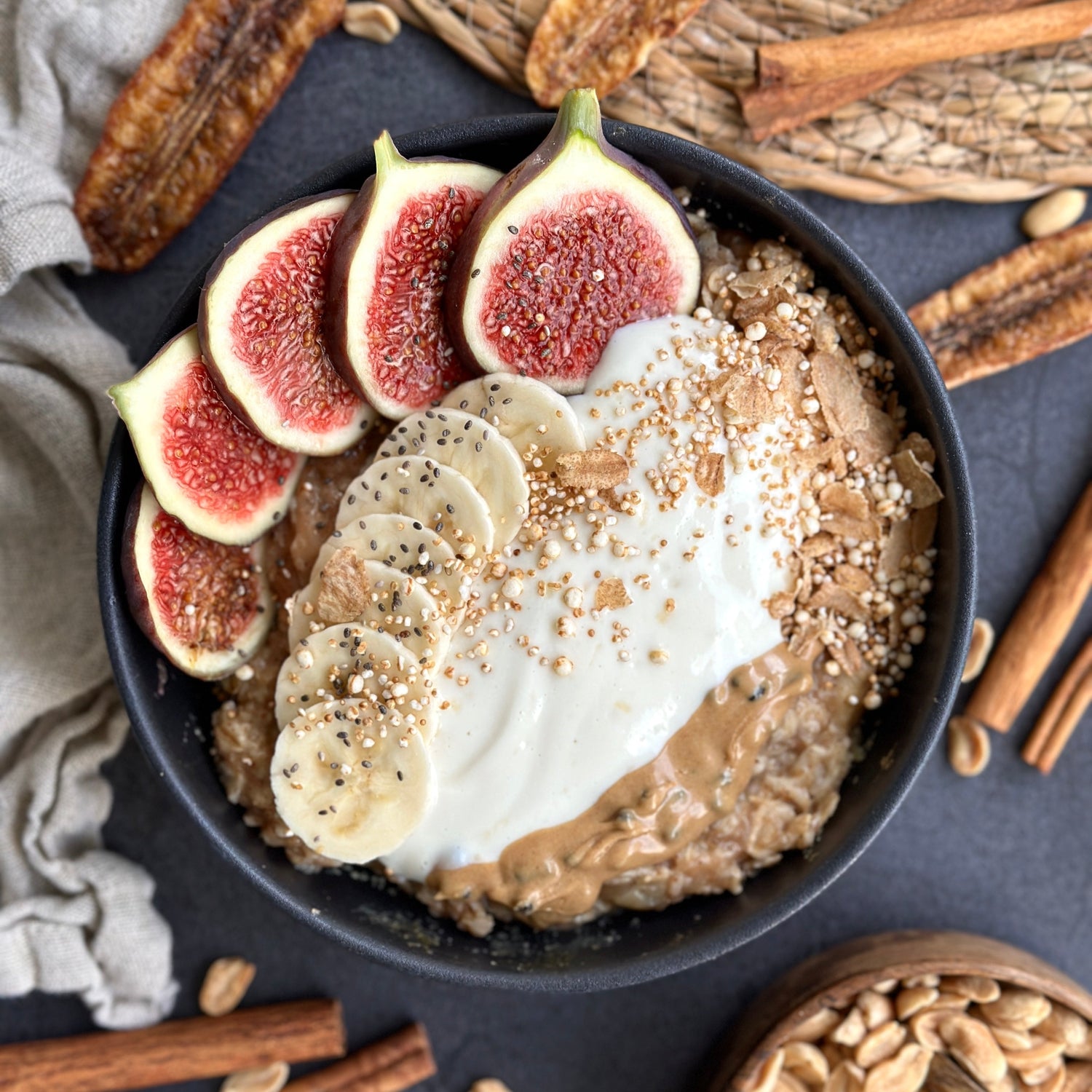 Cremiges Bananenbrot Porridge in einer Schale mit Vanillecreme und Erdnuss-Spread getoppt.