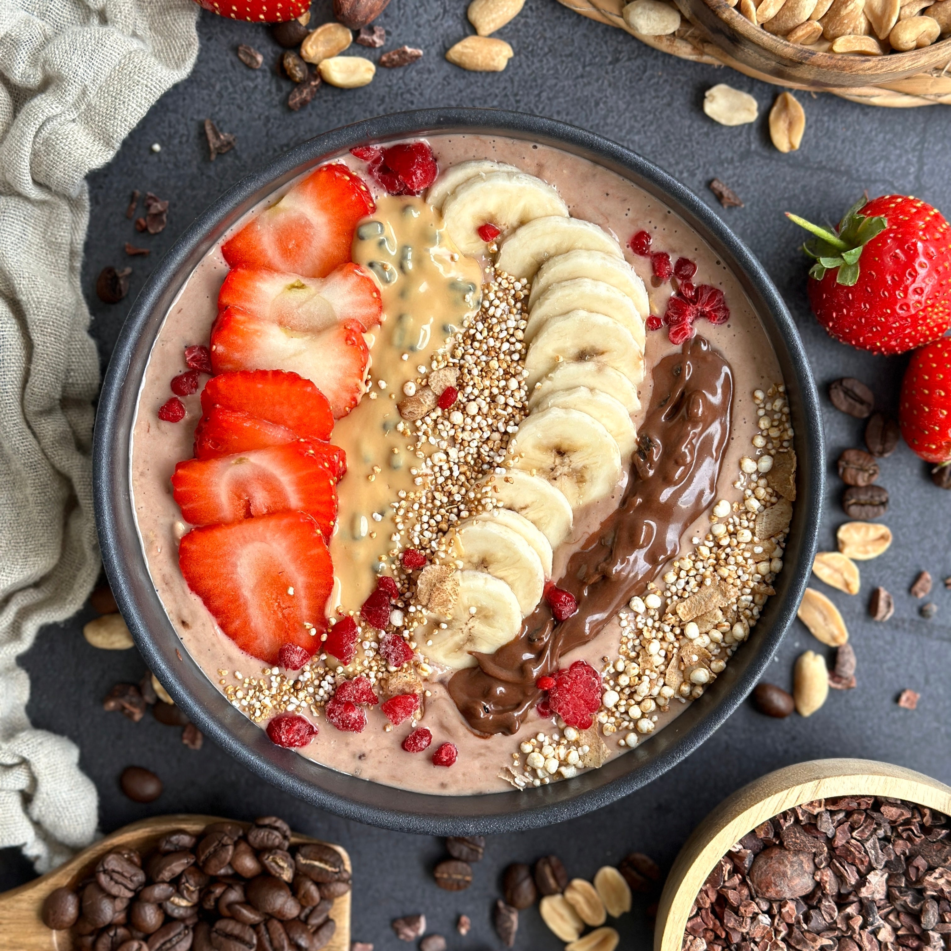 Banoffee-Protein Bowl mit Bananenscheiben, Haferflocken-Basis und Karamell-Protein-Spread-Topping in einer Schale serviert.