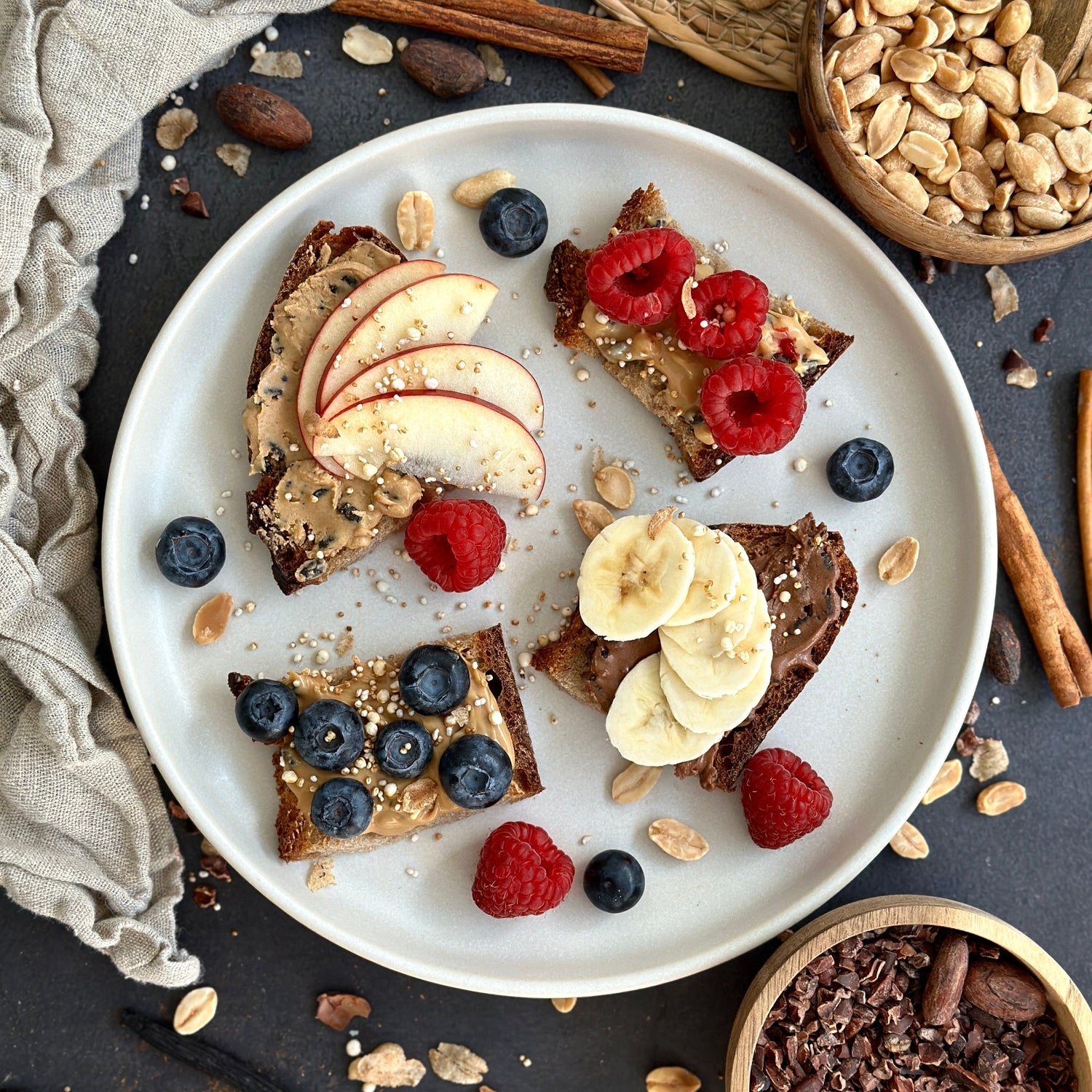 Vollkornbrot mit cremigem Protein Spread und frischen Beeren als gesundes, energiereiches Frühstück.
