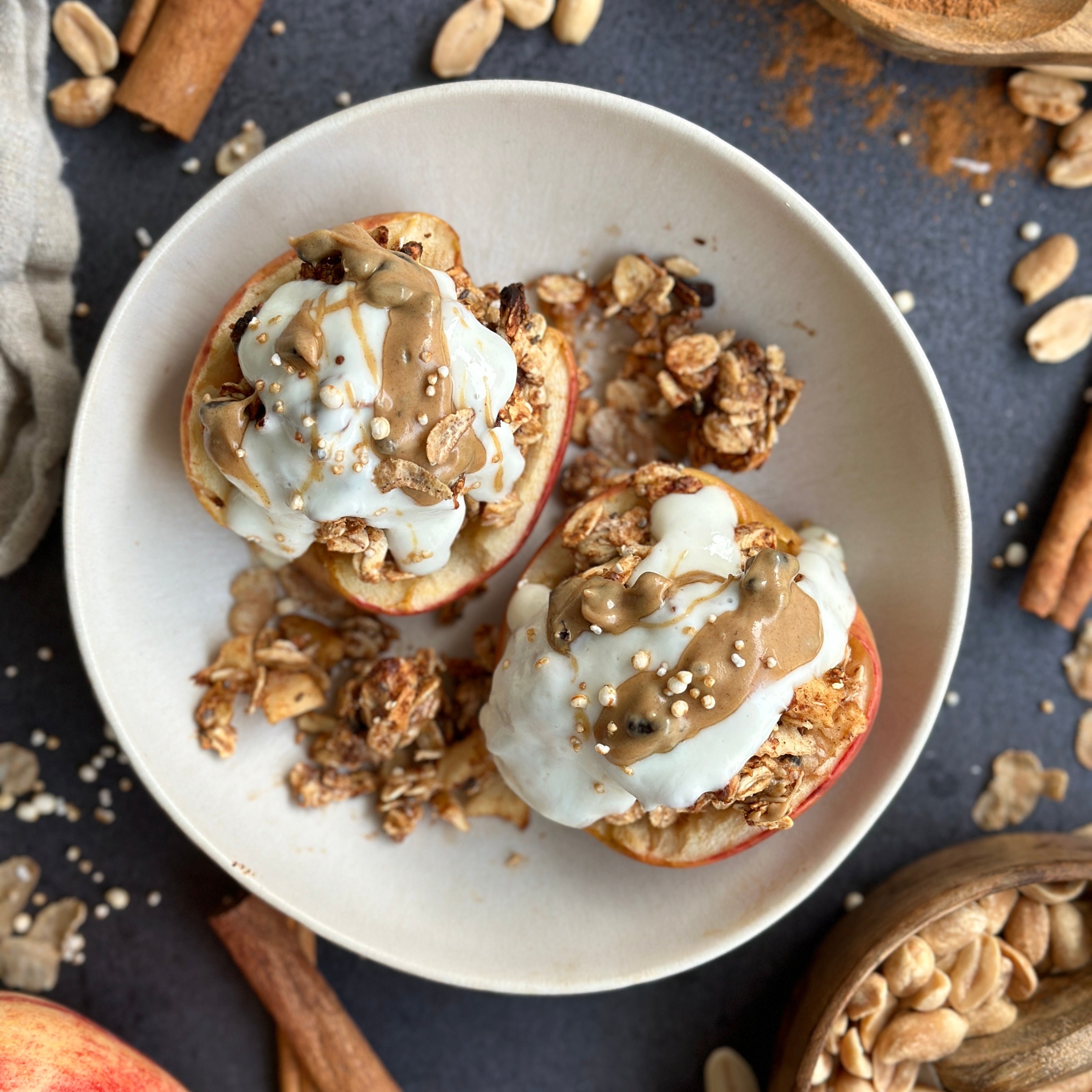 Warmer High Protein Bratapfel mit Haferflocken Crumble und cremigem Zimt Protein Spread als Topping.