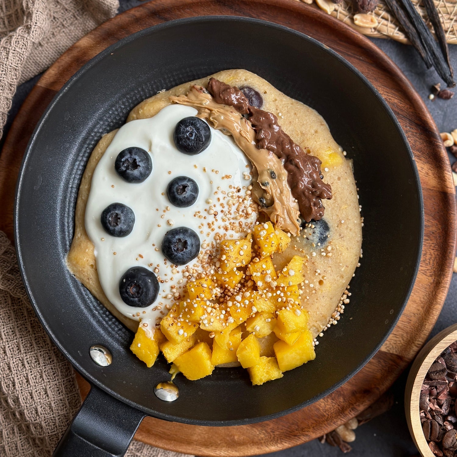 Warmer Pfannen Cookie Dough mit cremigem Vanille-Dip und frischem Obst garniert.