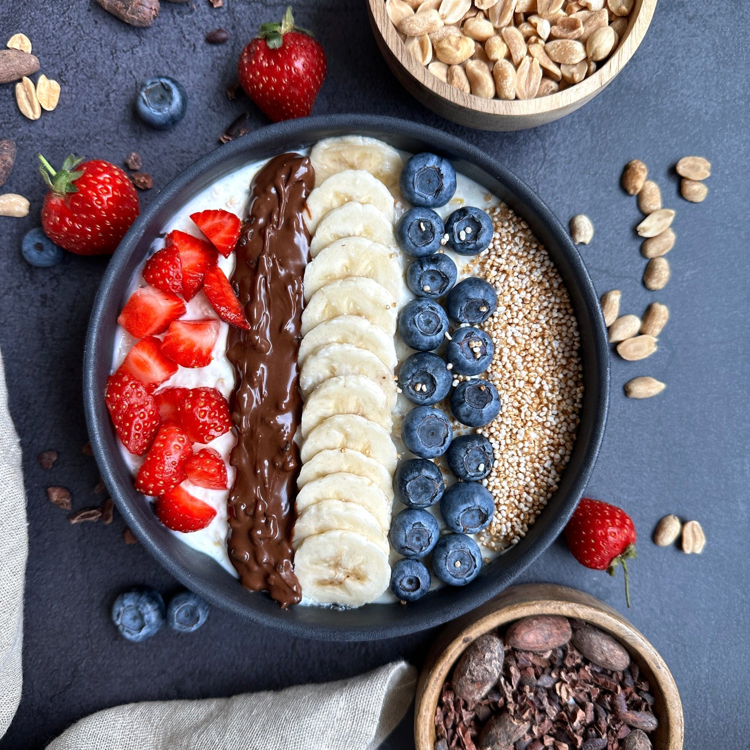 High Protein Haferbowl mit frischen Beeren, Protein Spread und knusprigem Amaranth in einer Schüssel angerichtet.