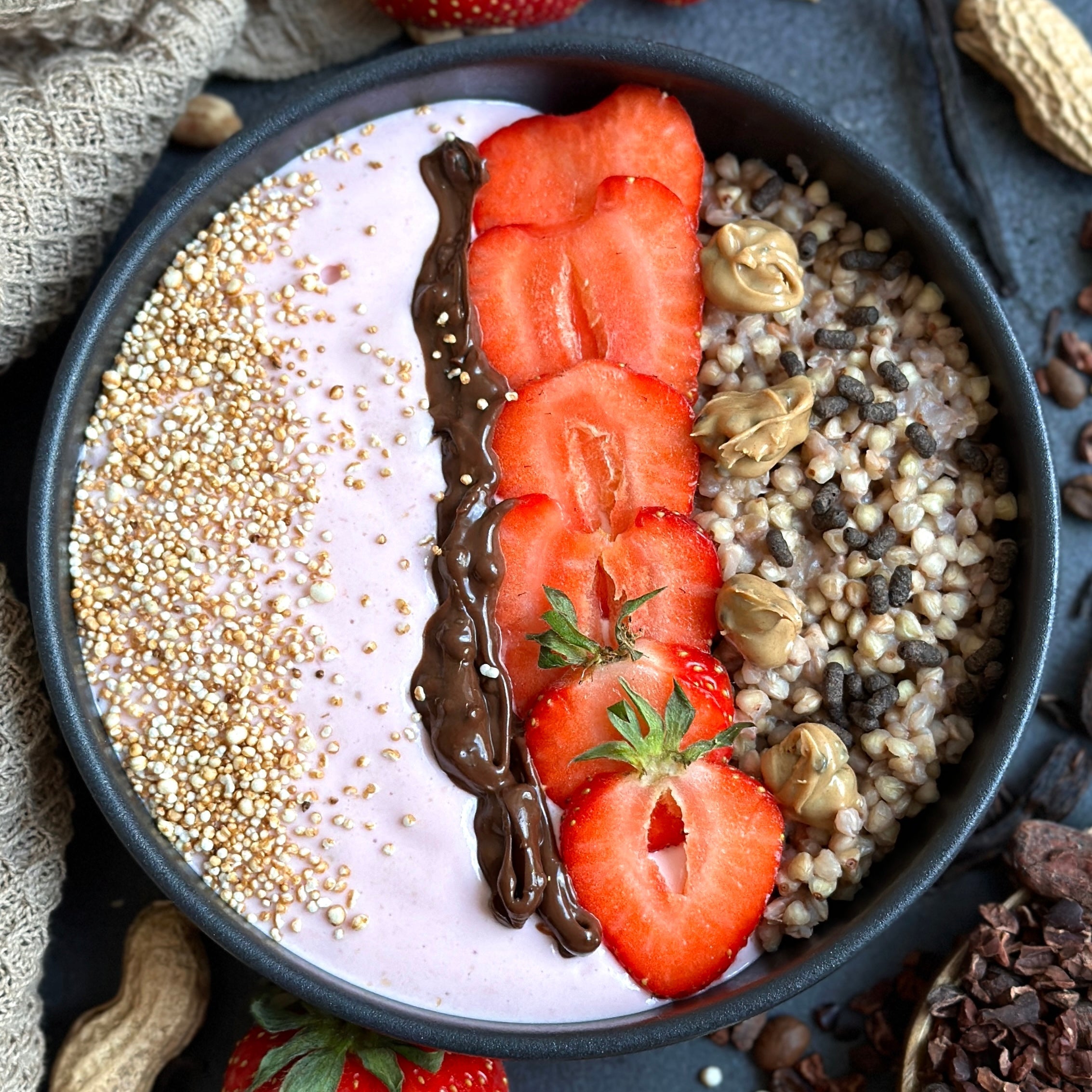 Sommerliches Buchweizen Porridge mit cremiger Erdbeer-Proteincreme und Gain Kitchen Spread als Topping – gesundes, zuckerfreies Power-Frühstück für warme Tage.
