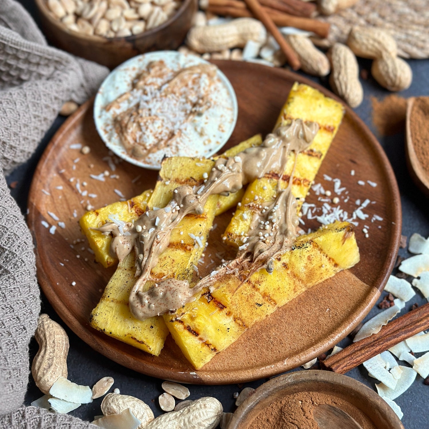 Gegrillte Ananas-Scheiben mit cremigem Zimt Protein Spread als gesundes Dessert vom Grill.