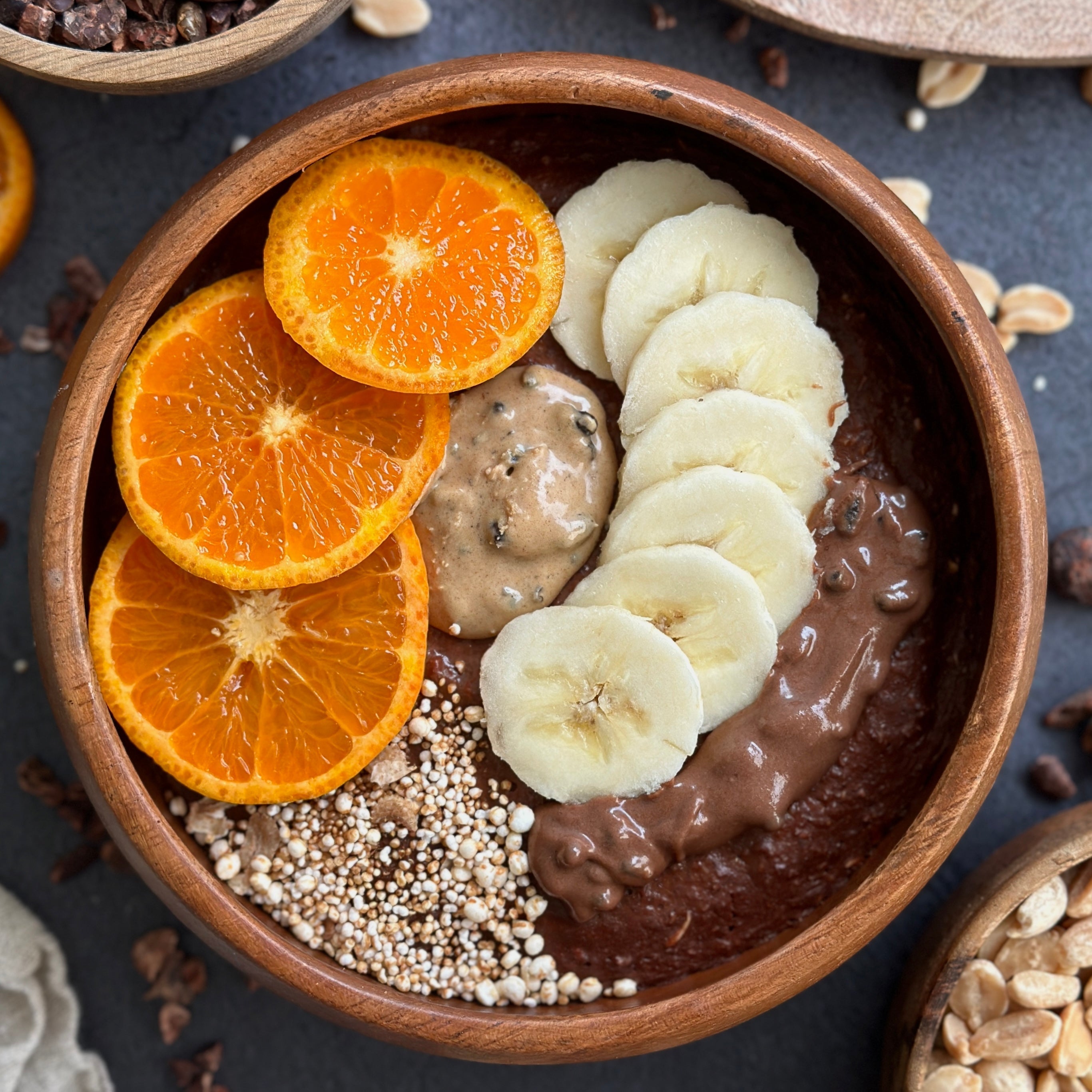 Mandarinen Brownie Bowl mit schokoladigem Teig, Mandarinenstücken, cremigem Protein-Spread und frischem Topping in einer Schüssel angerichtet.