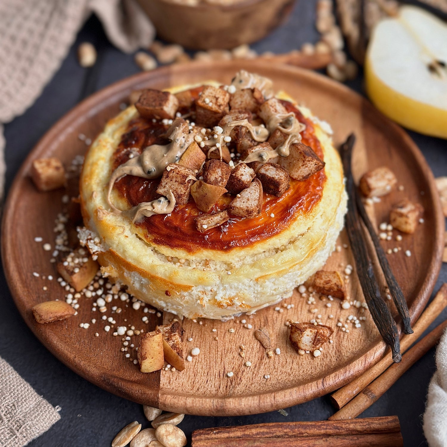 High Protein Birne-Zimt Cheesecake mit warmen Zimt-Birnen-Topping und cremigem Zimt Protein Spread.