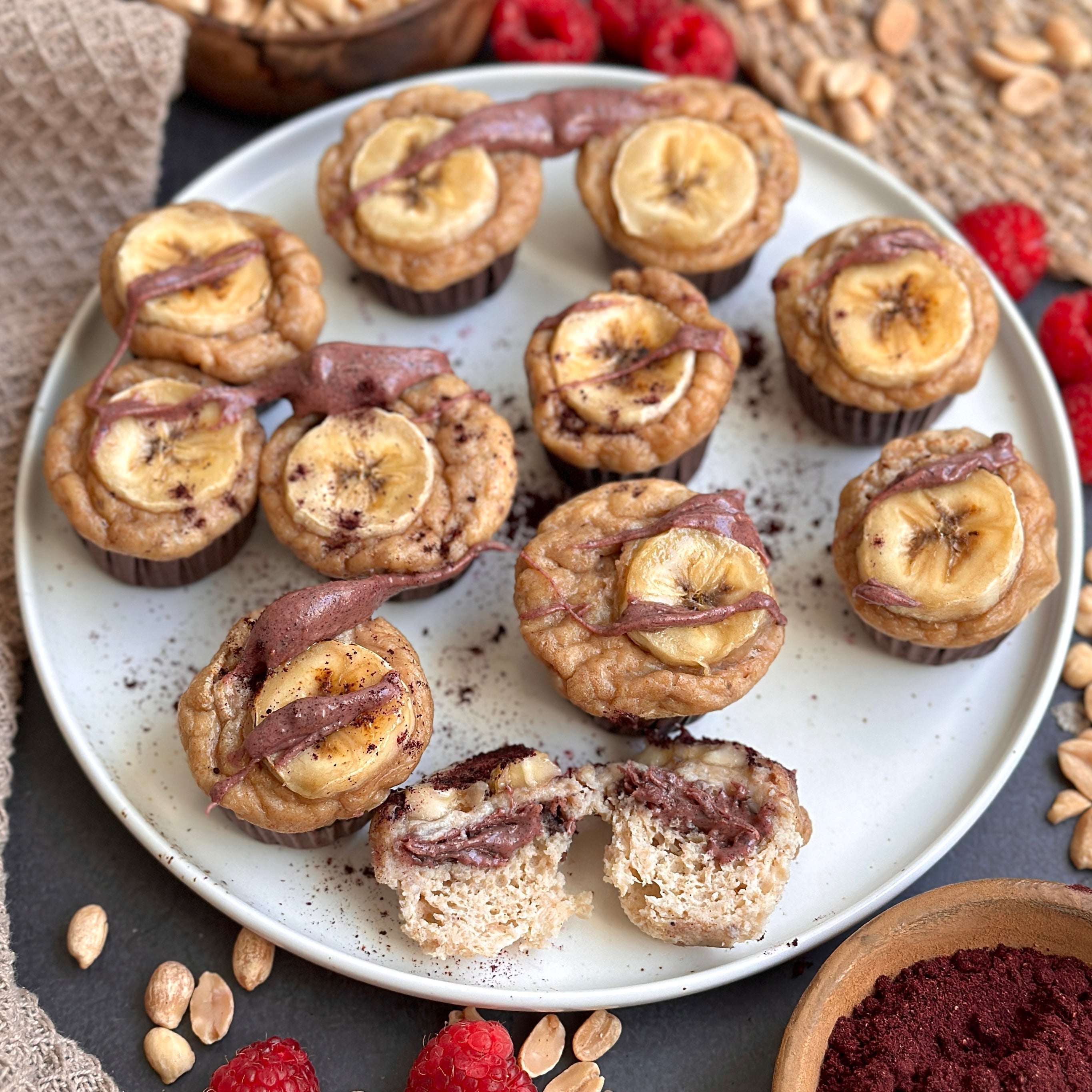 Vegane Vanille-Acai Muffins mit cremiger Acai-Füllung auf einem Holzbrett angerichtet