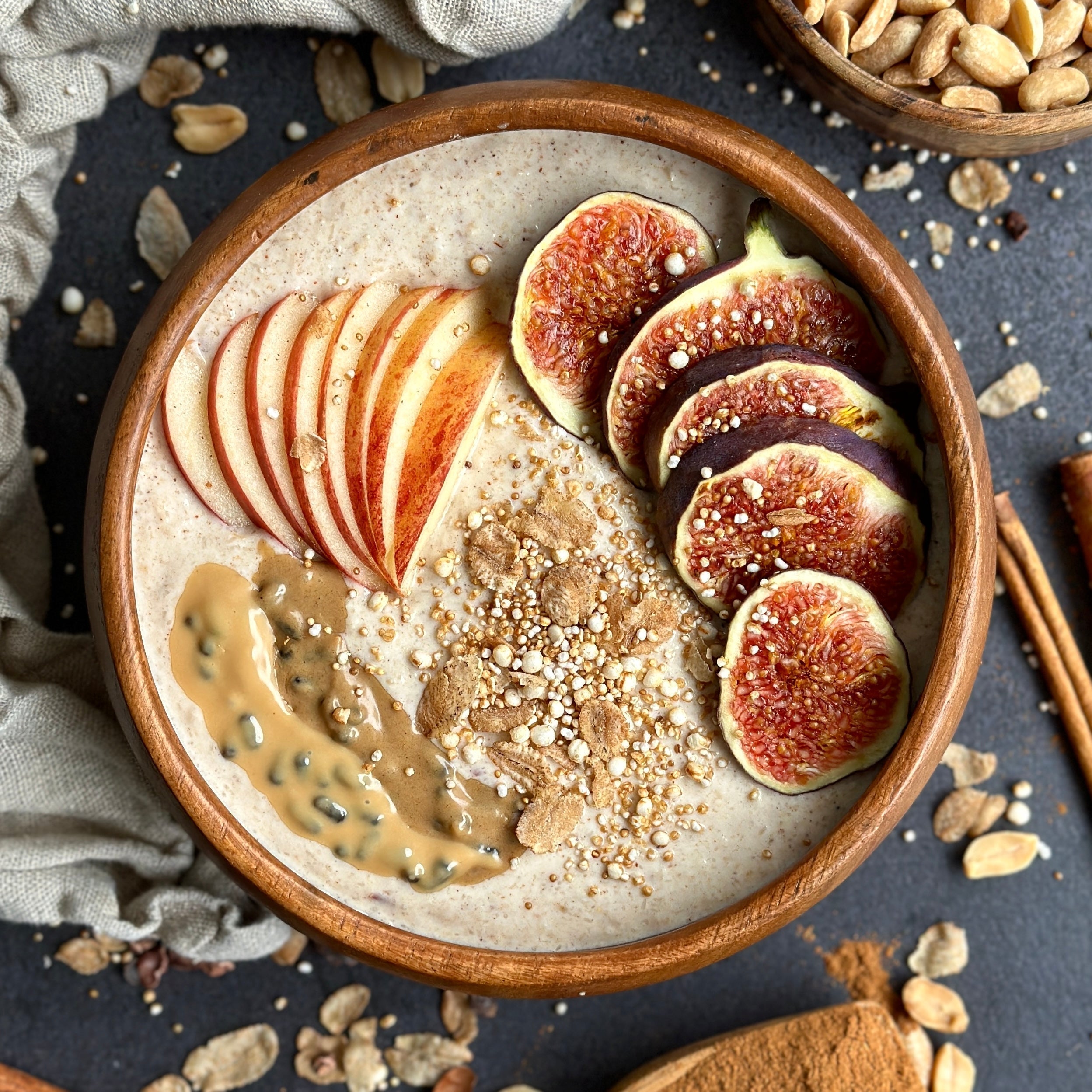 Apfel-Zimt-Bowl mit frischen Apfelscheiben und cremigem Protein Spread als Topping.