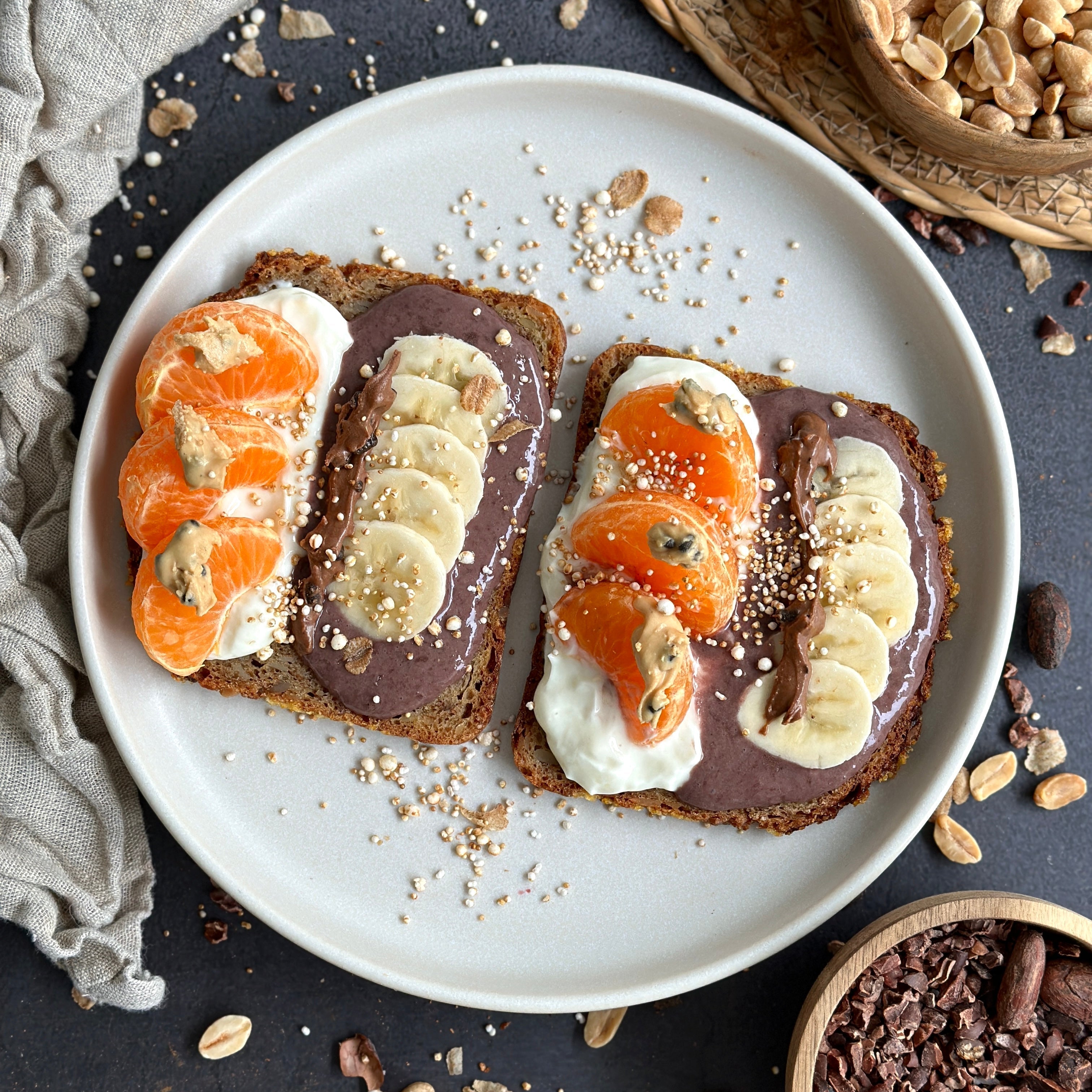 Vollkornbrot mit Protein-Aufstrich, frischen Beeren und Nüssen als High Protein Stulle.