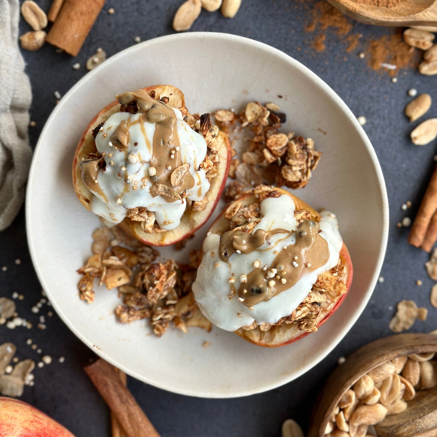 Warmer High Protein Bratapfel mit Haferflocken Crumble und cremigem Zimt Protein Spread als Topping.