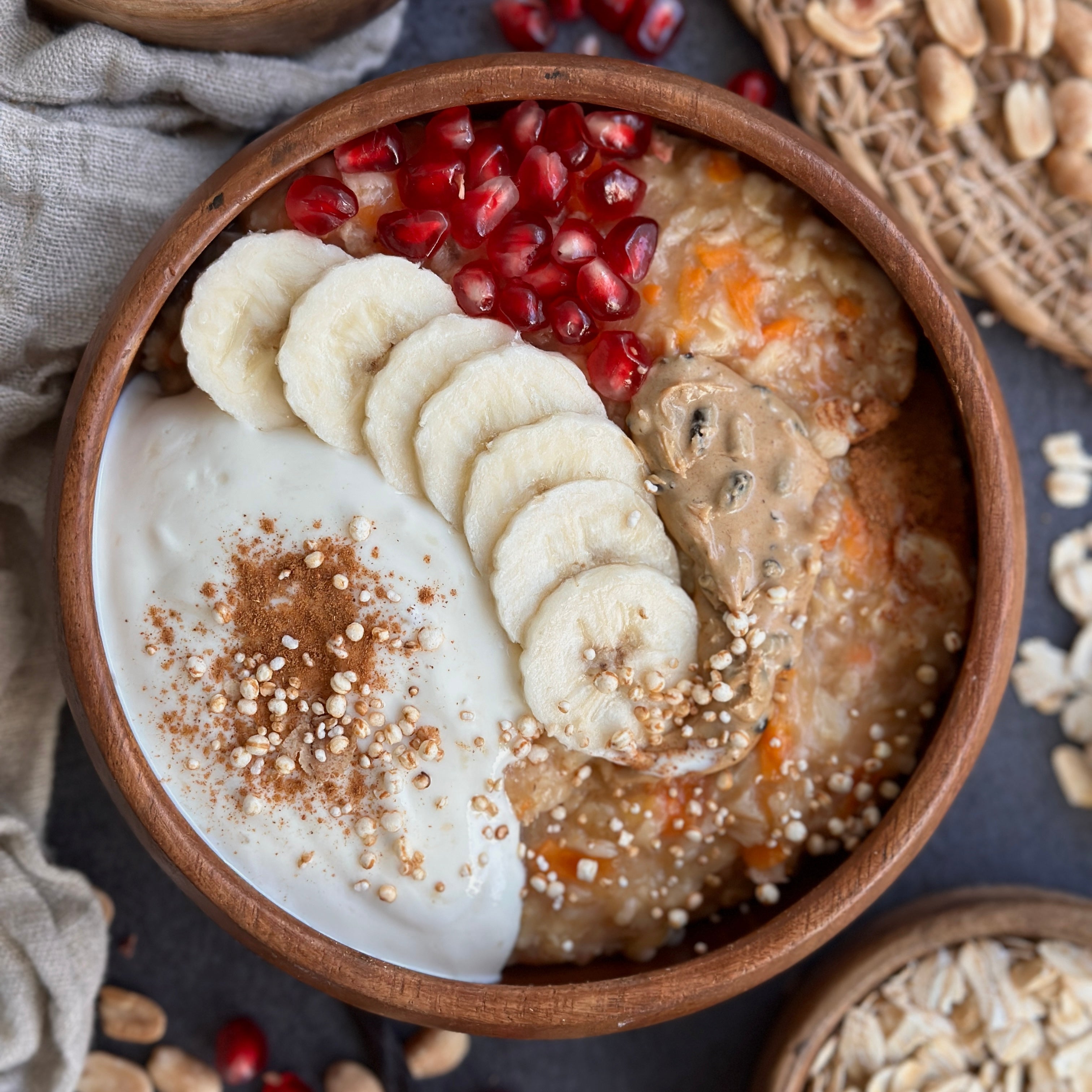 Cremiges Carrot Cake Porridge mit geraspelter Karotte und Zimt Protein Spread als Topping.