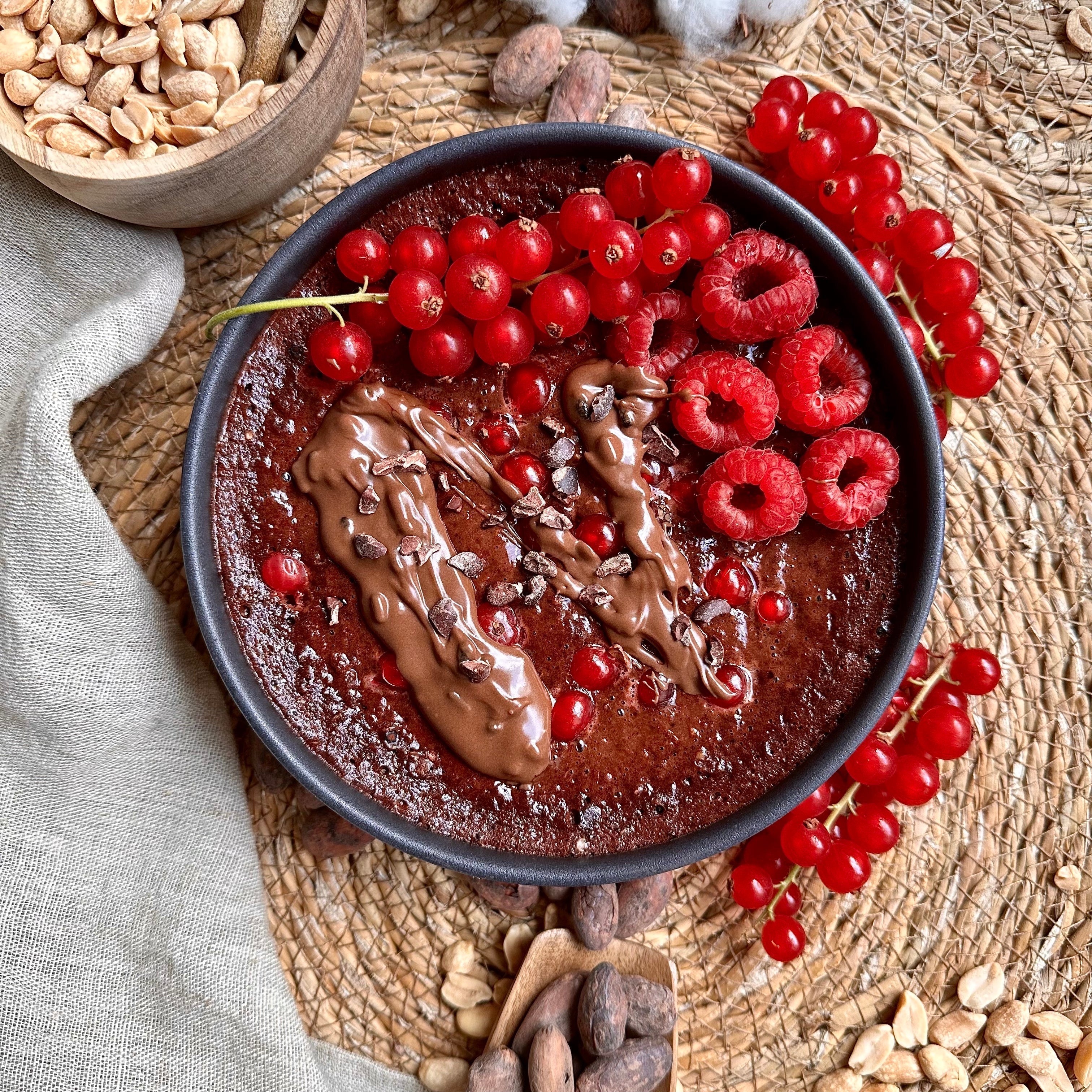 Warme Schoko-Soul-Bowl in einer Schale, getoppt mit Beeren und Nüssen.