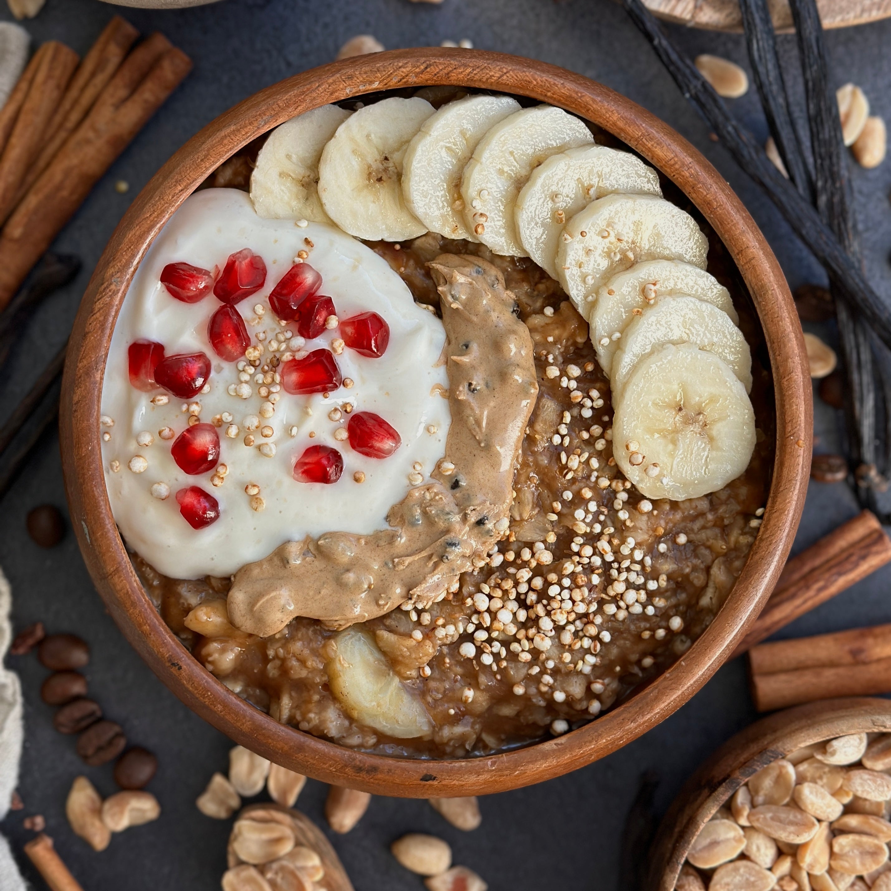 Schüssel mit Spekulatius-Kaffee Porridge, getoppt mit cremigem Protein-Aufstrich und Granatapfelkernen – winterliches Frühstück.