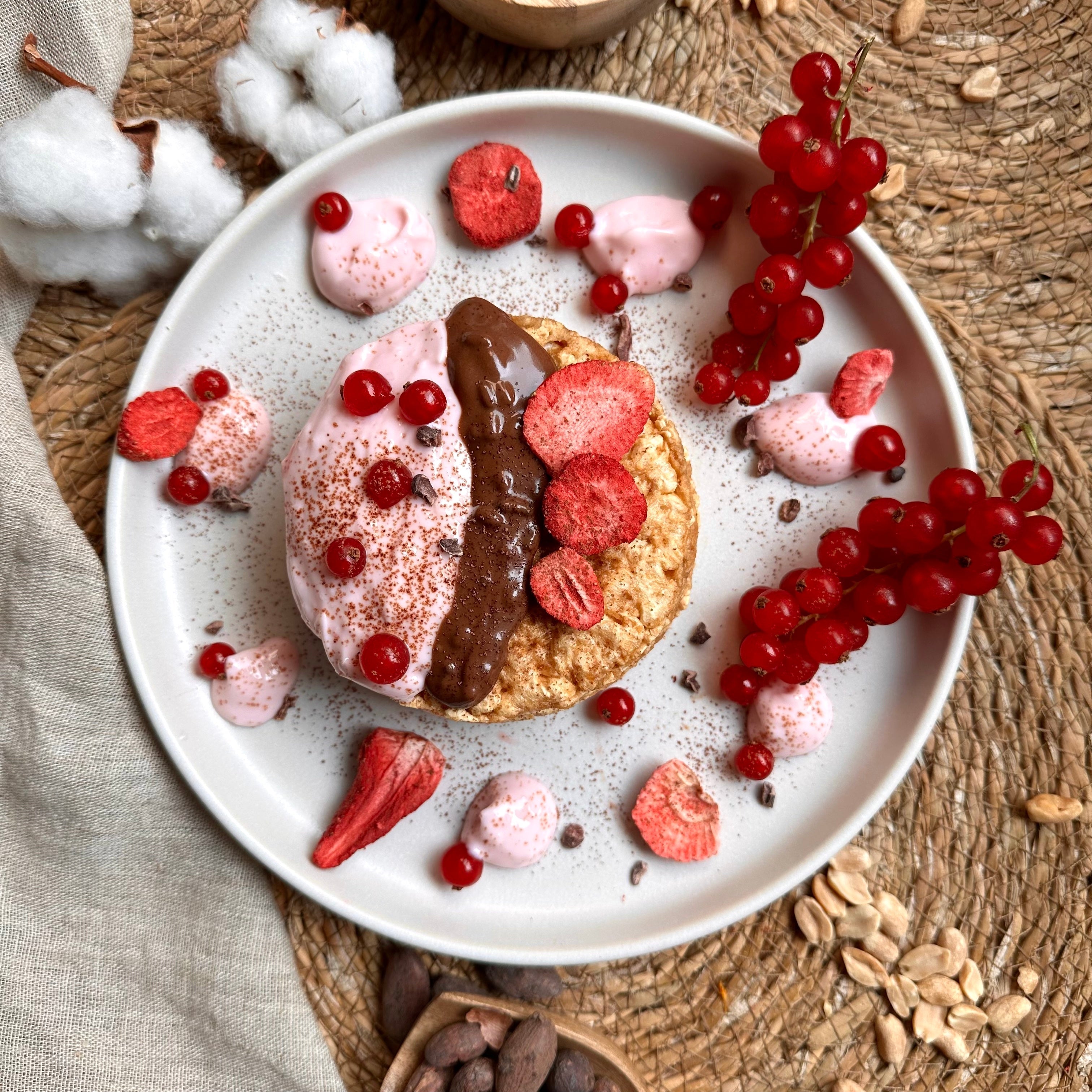 Protein Tiramisu im Glas geschichtet mit cremiger Quark-Protein-Mischung und dunklem Schoko-Spread-Topping.