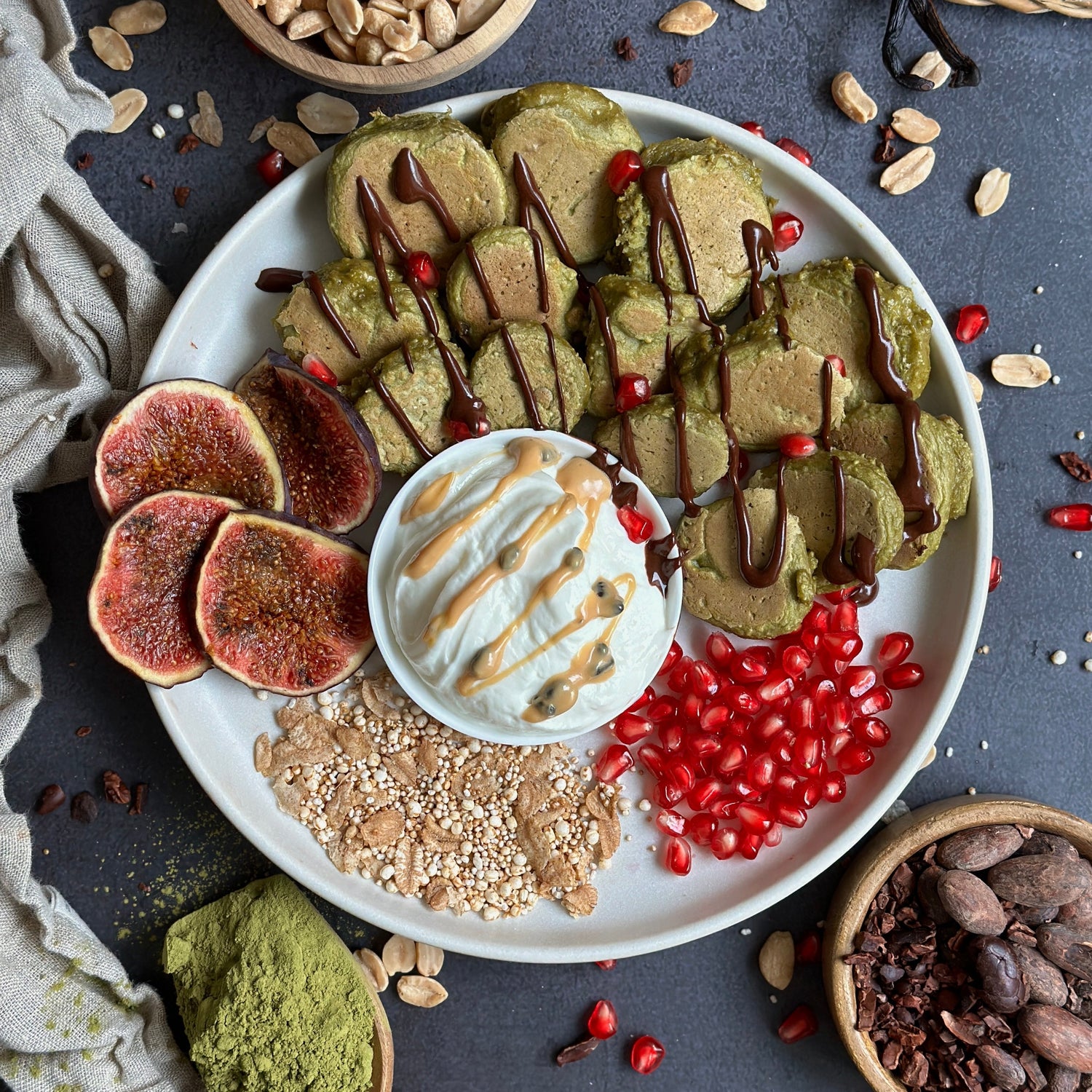 Matcha-Bananen Mini Pancakes mit cremigem Protein Spread und frischen Früchten garniert.