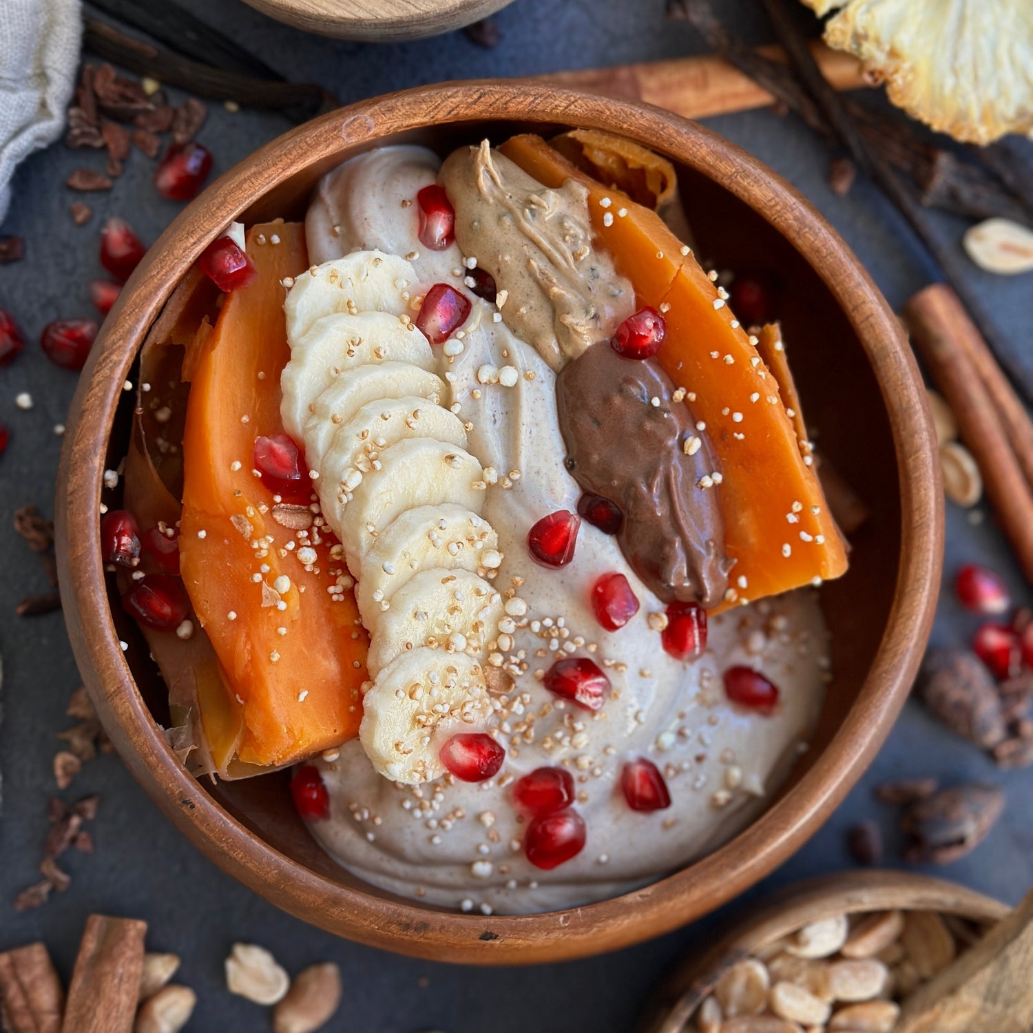 Ofengebackene Süßkartoffel mit cremigem Protein-Dip, Bananenscheiben, Granatapfelkernen und geschmolzenem Protein Spread – gesundes, zuckerfreies Frühstück auf einem Teller