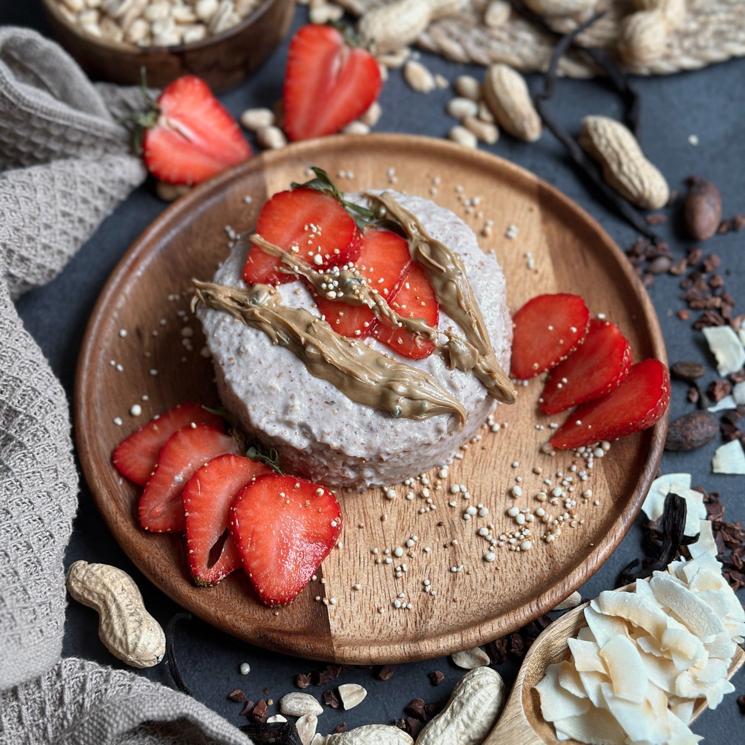 Der gefüllte Erdbeer Tassenkuchen mit frischen Zutaten für ein gesundes Frühstück ohne Zucker.