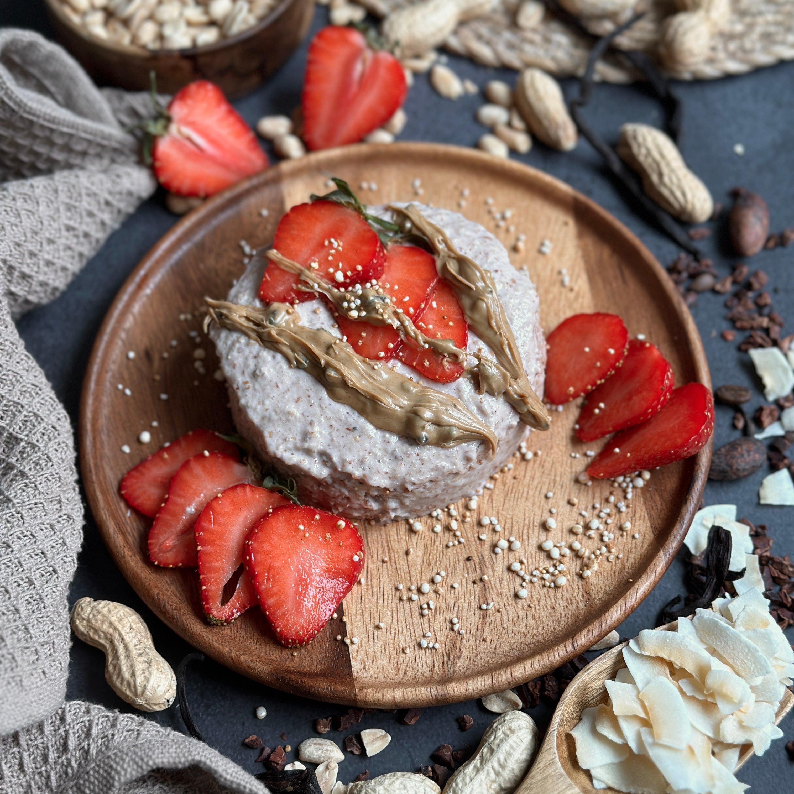 Der gefüllte Erdbeer Tassenkuchen mit frischen Zutaten für ein gesundes Frühstück ohne Zucker.
