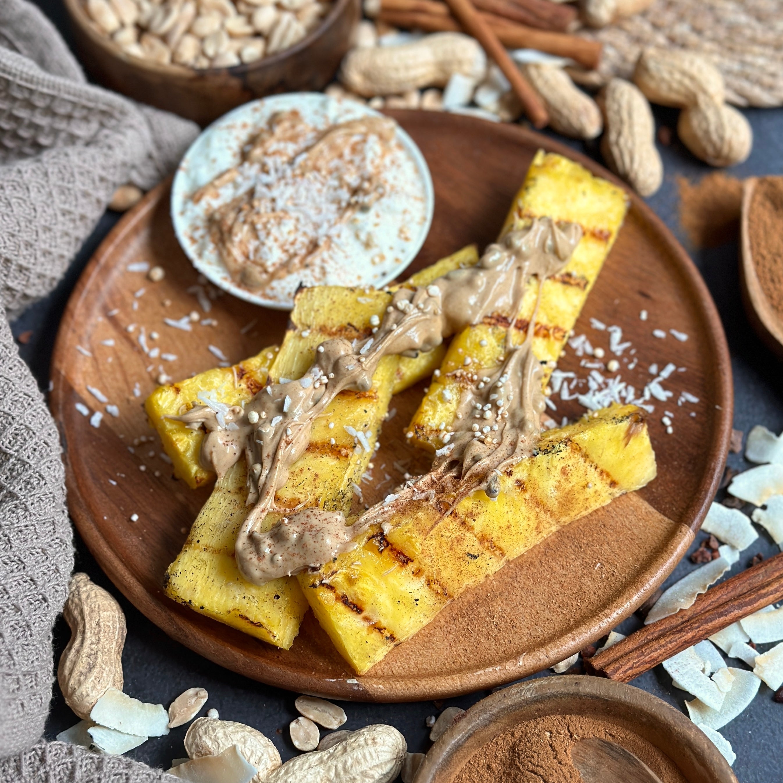 Gegrillte Ananas-Scheiben mit cremigem Zimt Protein Spread als gesundes Dessert vom Grill.