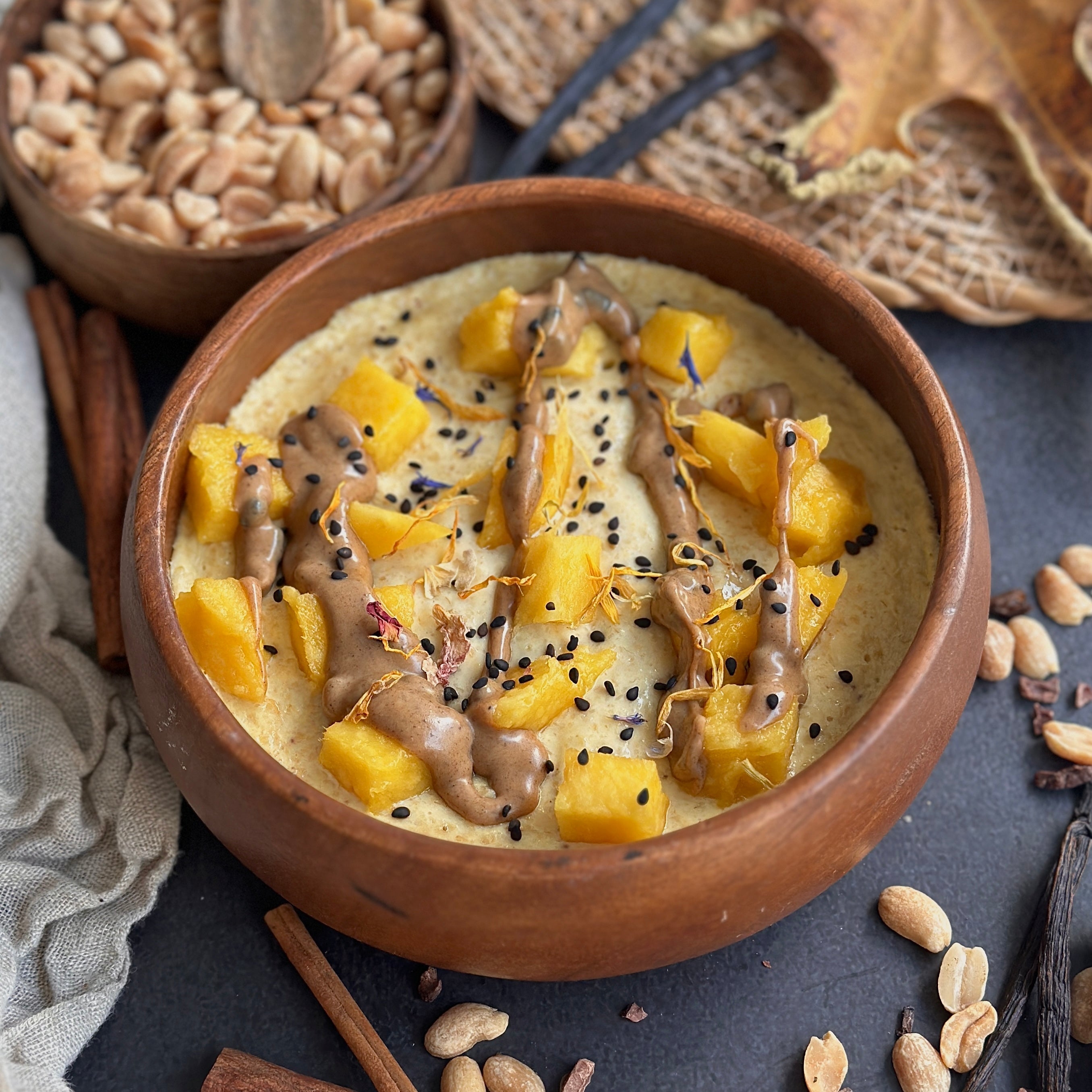Warme Mango-Zimt Bowl mit frischen Mangostücken und cremigem Zimt Spread als Topping.