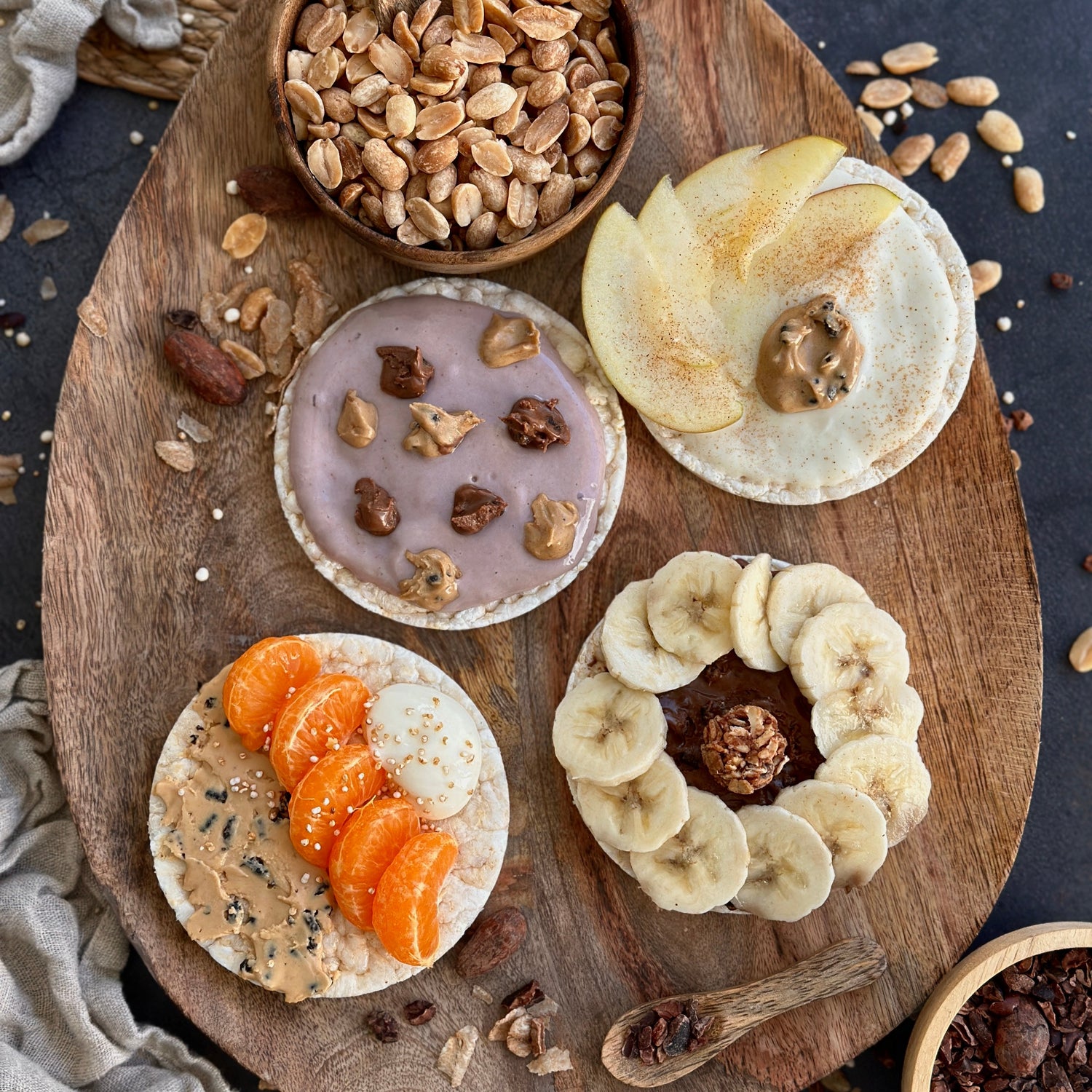 High Protein Reiswaffel mit cremigem Protein-Quark, frischen Beeren und The Protein Spread als Topping.