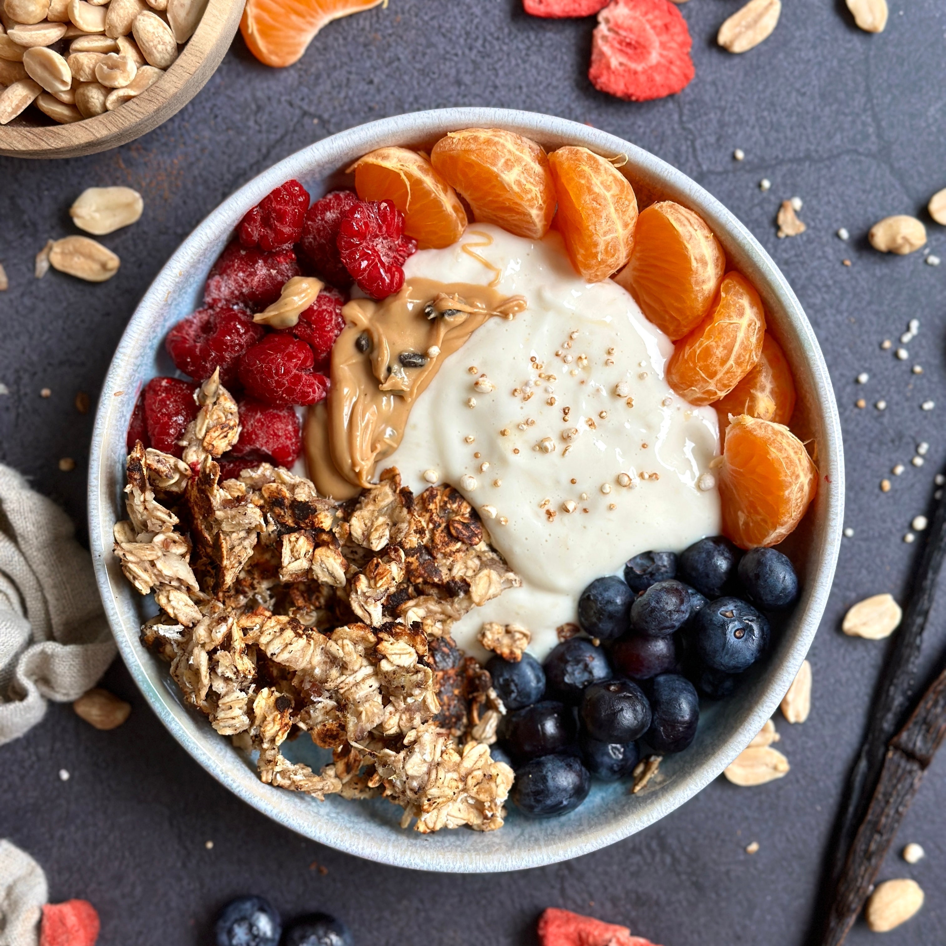 Haferflocken-Crumble mit Joghurtdip, frischen Beeren und Vanilla Protein Spread als Topping.