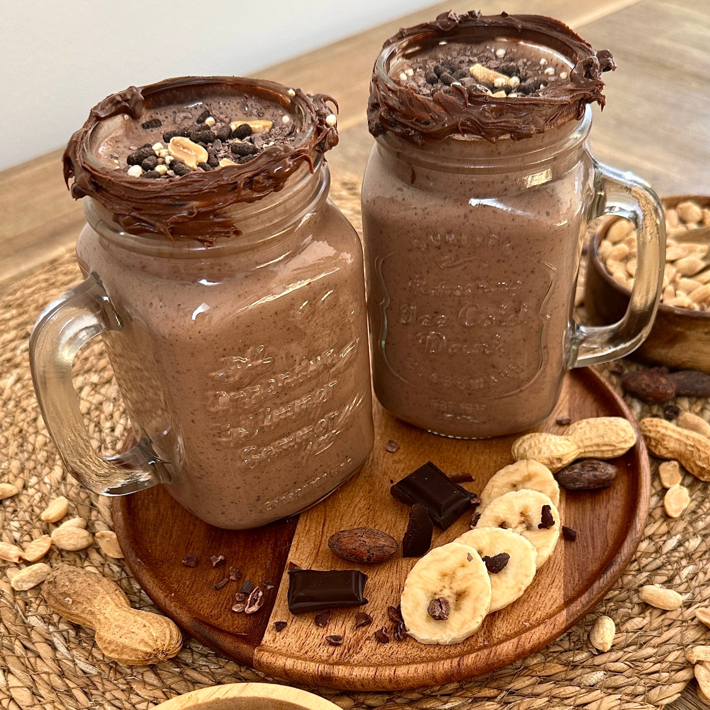 Unwiderstehlich cremig, schokoladig und mega gesund – dieser vegane Schoko-Bananen Shake im Snicker’s Style schmeckt wie eine pure Sünde!