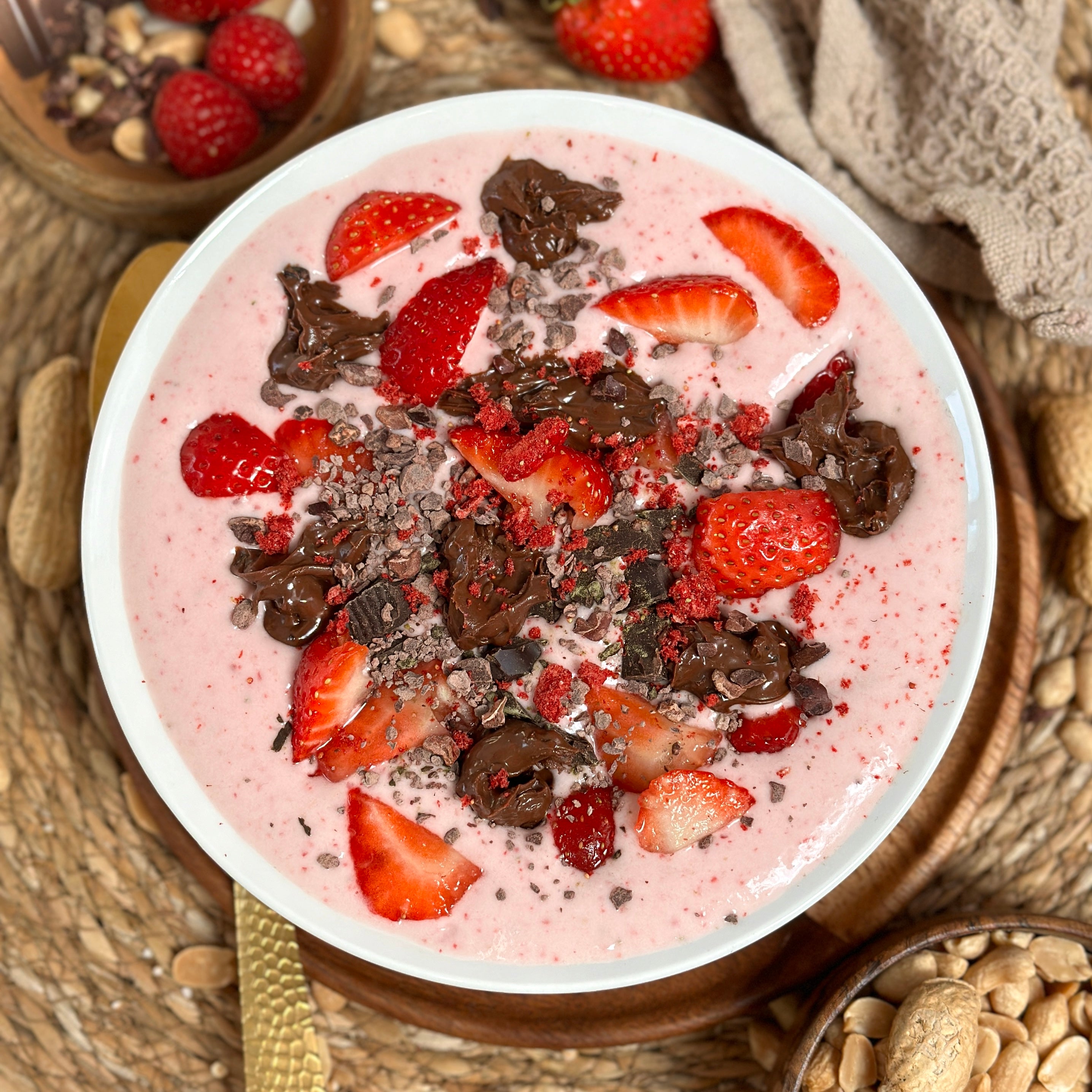 Diese erfrischende Iced Yoghurette Bowl vereint cremige Vanille, fruchtige Erdbeeren.